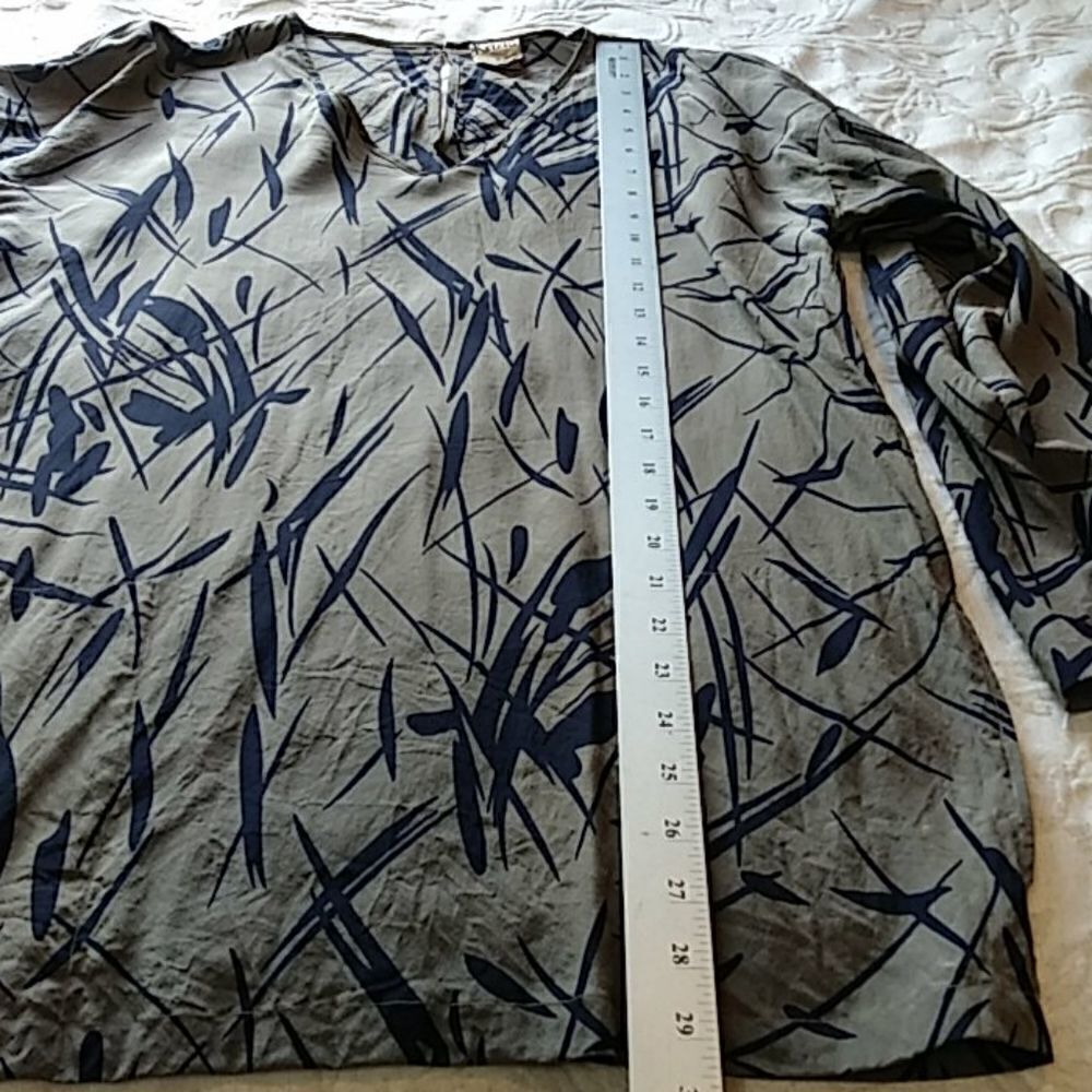 Krizia. 100% silk top  - Picture 9 of 12